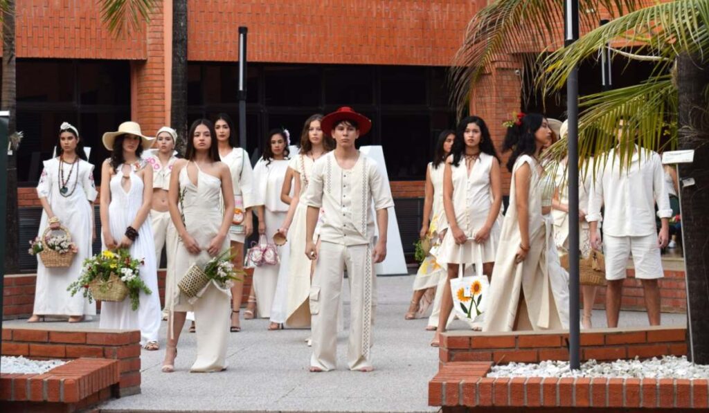 Cada diseño sumó el trabajo de lo estudiantes y las artesanas. 