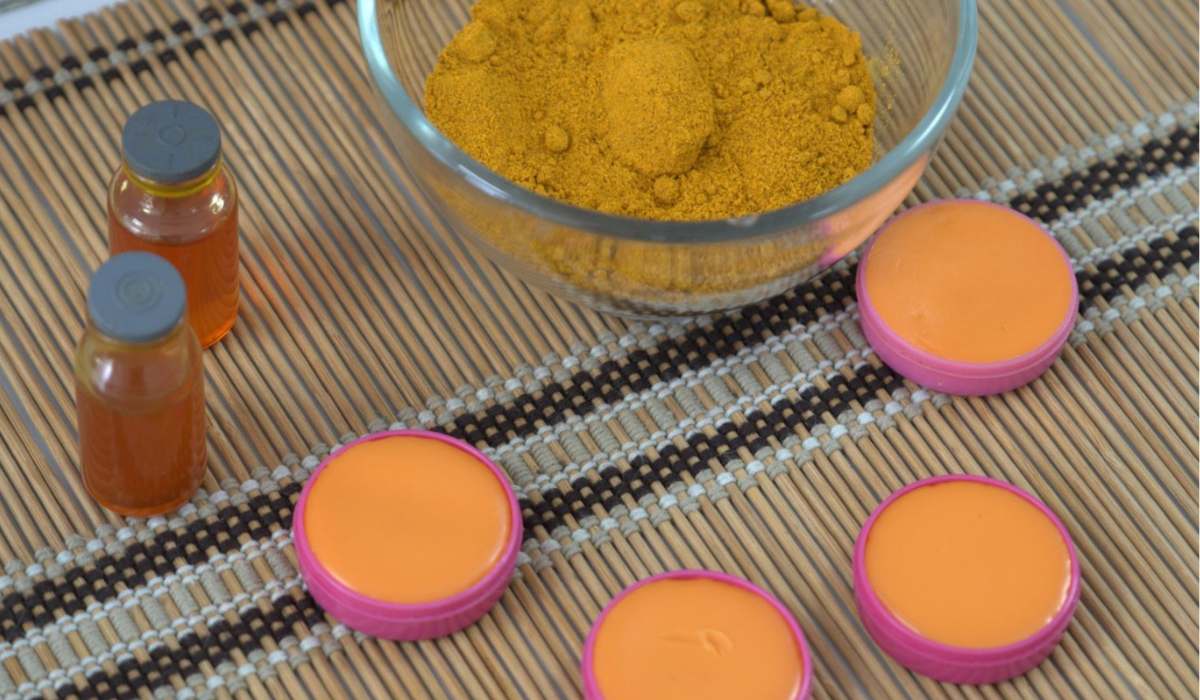 Ciencia que sana: universitarios crean un bálsamo de cúrcuma para aliviar el resfrío