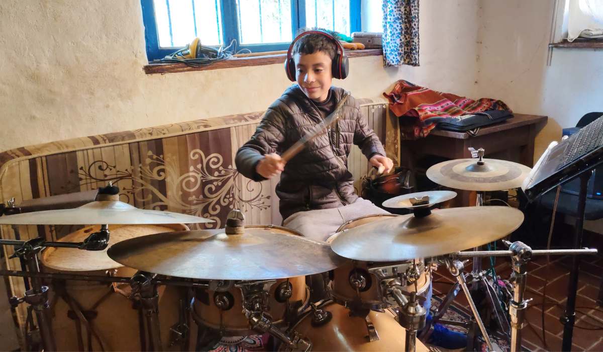 Octavio, la promesa de la batería que encontró el ritmo en sus juegos infantiles