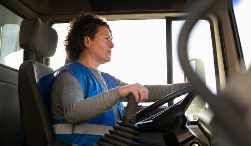 «Mujeres conduciendo el cambio» las capacitará en la operación de maquinaria pesada