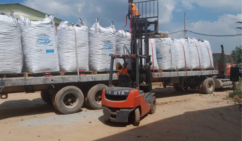 Emacruz entrega 16 toneladas de llantas e Itacamba inicia su transformación en energía en Yacuses